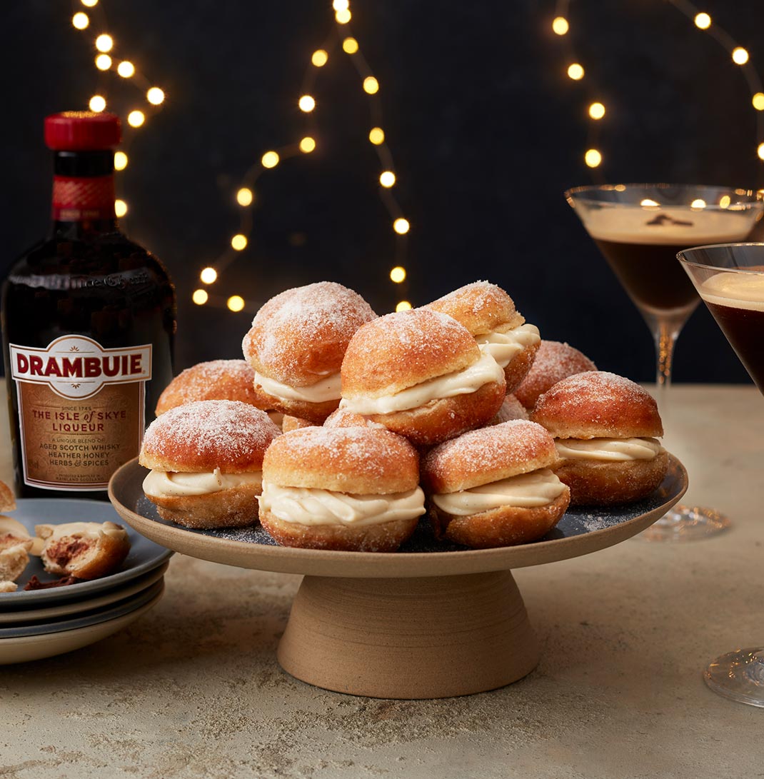 https://www.drambuie.com/assets/Uploads/cocktails/listimage/Cinnamon-sugar-dusted-Banana-bread-doughnuts-Desktop.jpg