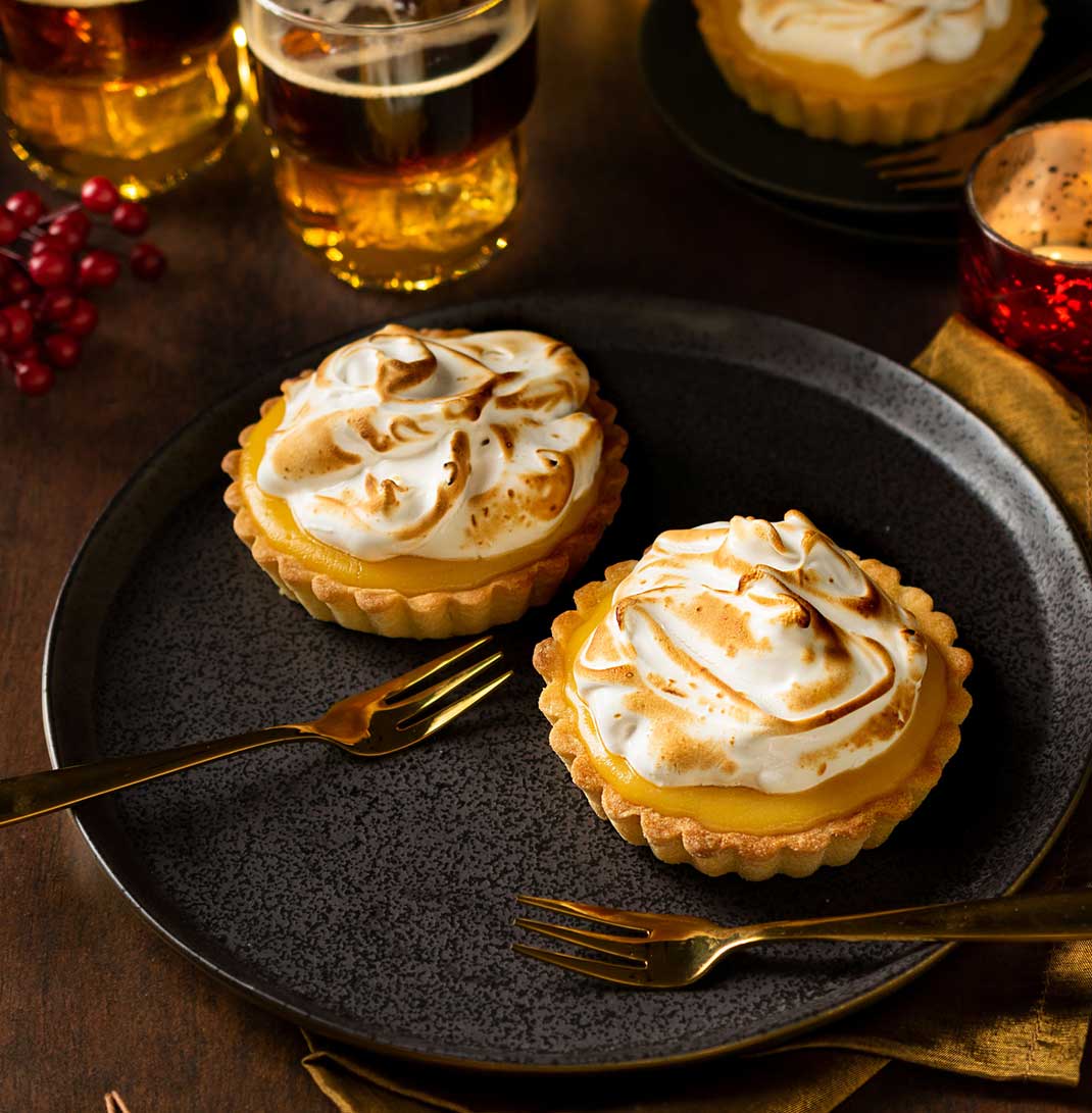 https://www.drambuie.com/assets/Uploads/cocktails/listimage/Clementine-Drambuie-meringue-tartlets-desktop.jpg