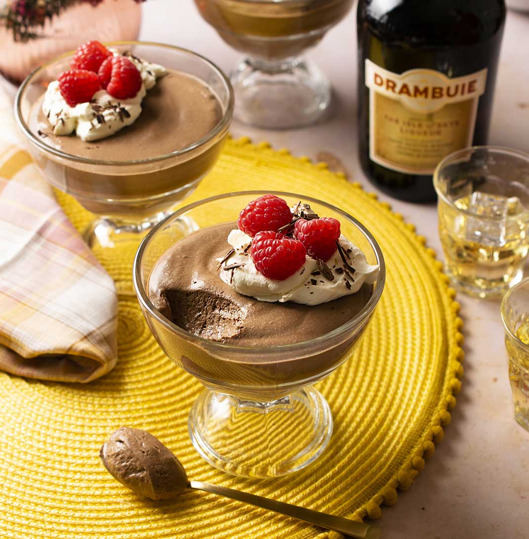 https://www.drambuie.com/assets/Uploads/cocktails/listimage/Queens-chocolate-mousse-desktop.jpg