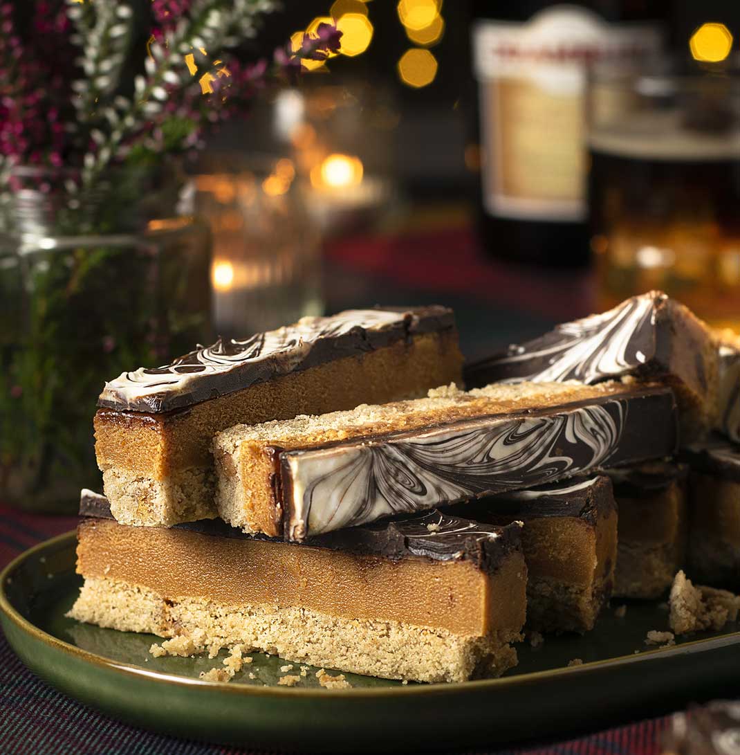 https://www.drambuie.com/assets/Uploads/cocktails/listimage/Spiced-Drambuie-Millionaires-Shortbread-desktop.jpg