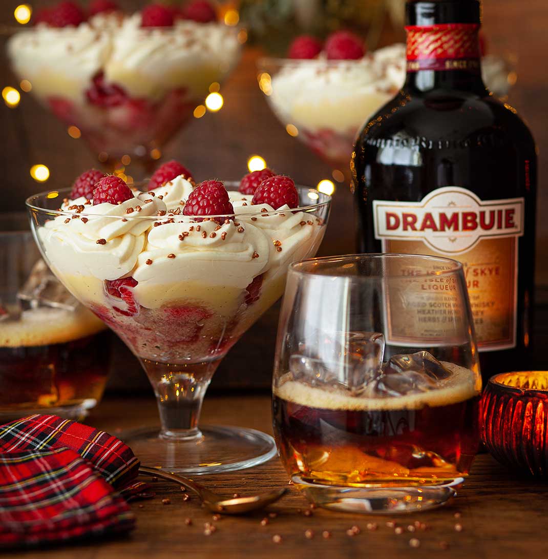 https://www.drambuie.com/assets/Uploads/cocktails/listimage/Tipsy-Laird-with-Drambuie-desktop.jpg